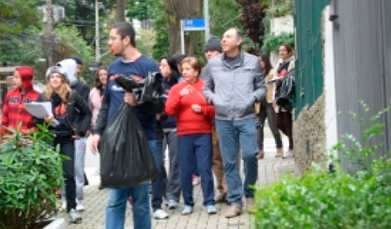 Sob frio, voluntários participam da Carreata do Agasalho do Ampliar